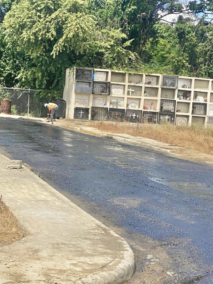 La Junta Distrital de Canca la Piedra Impulsa el Desarrollo con Imprimación de Calles en el Parque Cementerio Los Pinos