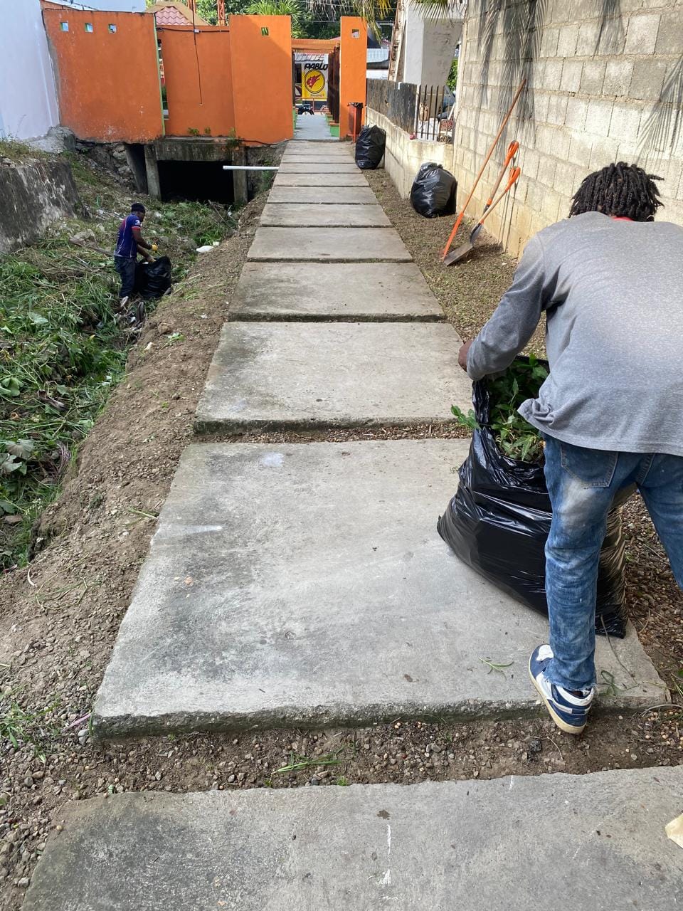 Limpieza y Desmalezamiento en el Parque Bulevar Emmanuel Compres de Canca la Piedra