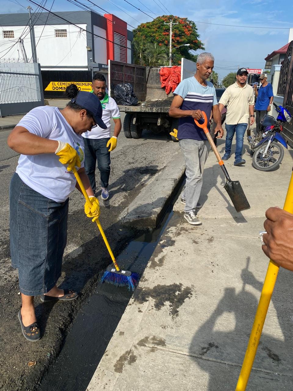 La Junta Distrital de Canca la Piedra Realiza Jornada de Limpieza y Desmalezamiento en la Calle Real