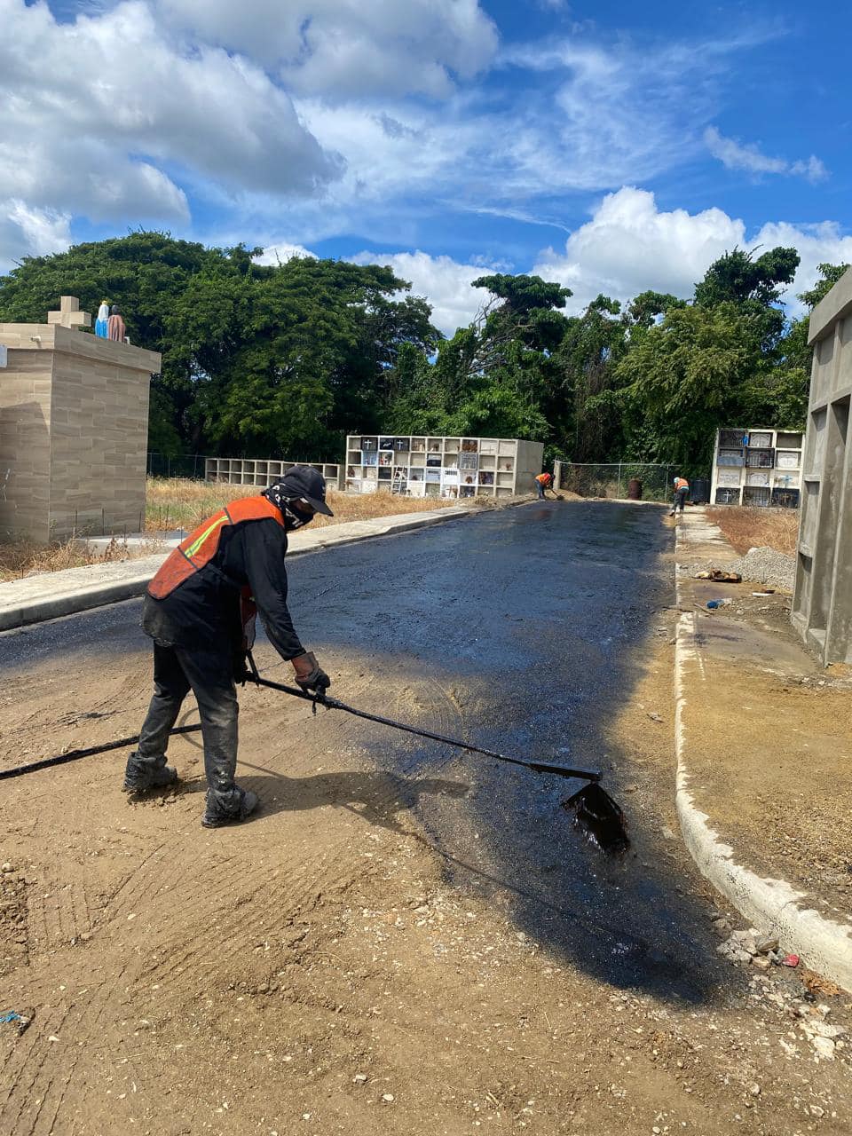 La Junta Distrital de Canca la Piedra Impulsa el Desarrollo con Imprimación de Calles en el Parque Cementerio Los Pinos