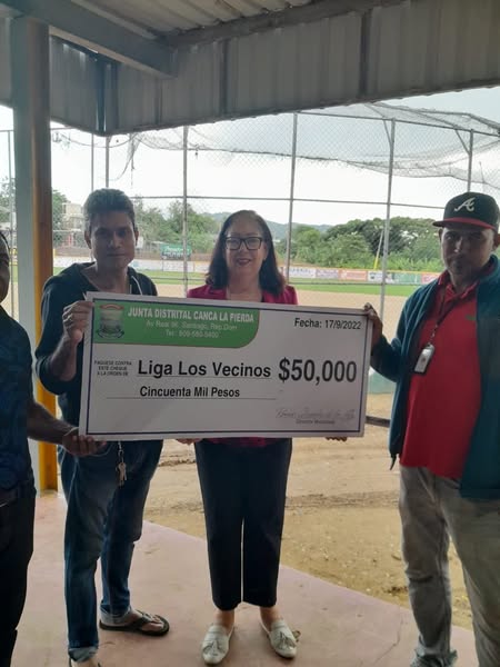 Entrega de Cheque por RD$50,000 a Equipo Campeón del Torneo Liga Los Vecinos