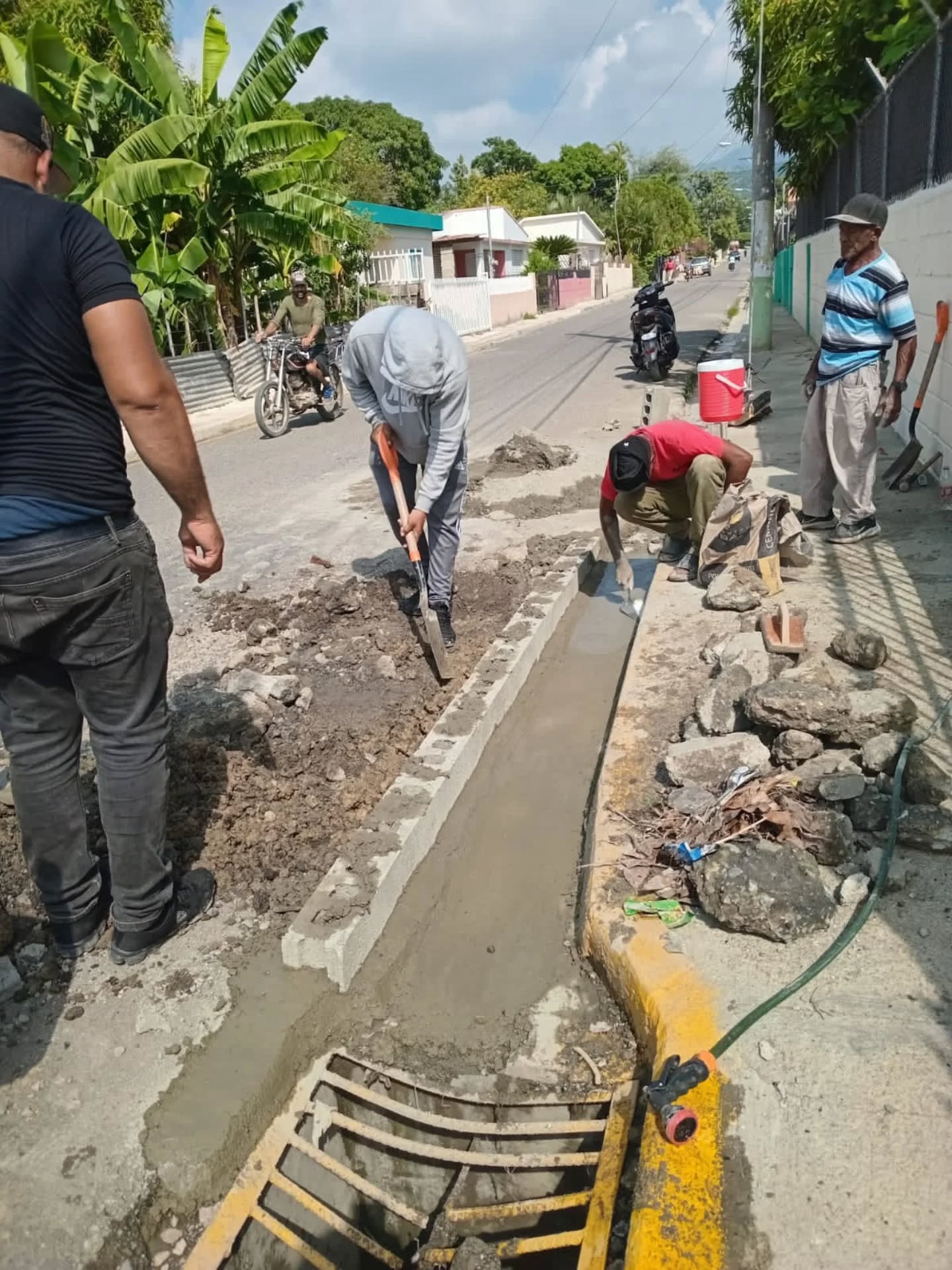 La Junta Distrital de Canca la Piedra Realiza Arreglo de Contenes en la Comunidad de Los Apontes