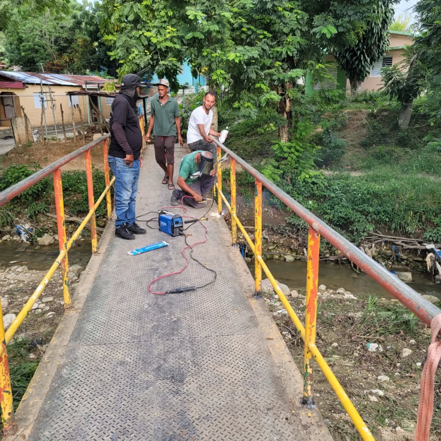 La Junta Distrital de Canca la Piedra Realiza Reparación de las Barandas del Puente de Pueblo Nuevo