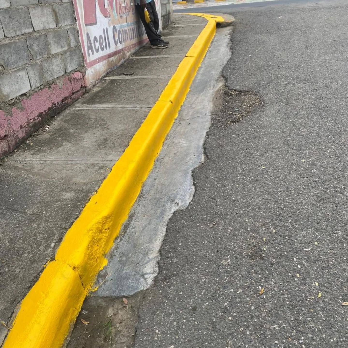 La Junta Distrital de Canca la Piedra Realiza Mantenimiento y Pintura de Aceras en el Distrito