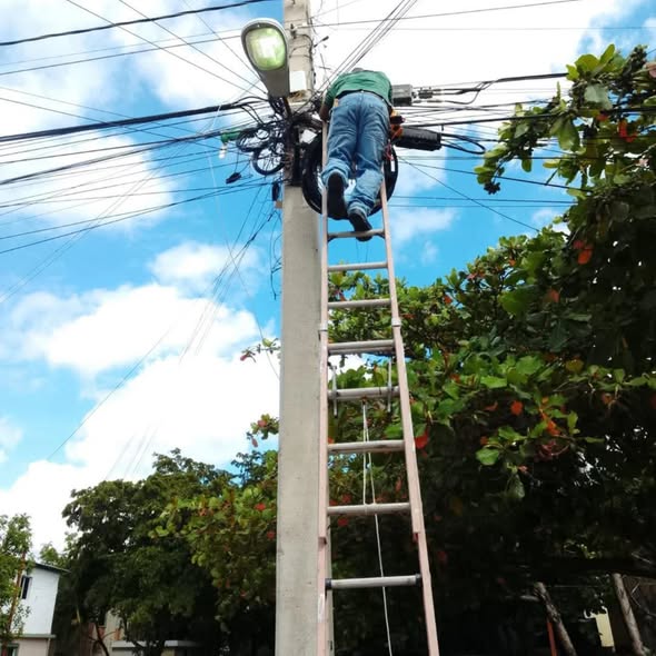 Junta Distrital de Canca la Piedra mejora la iluminación de la Calle Real y los parqueos de Villa Progreso Carlos Díaz