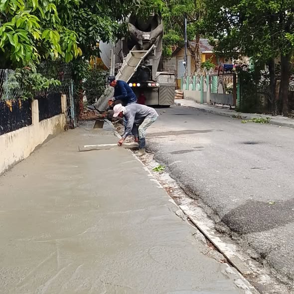 Junta Distrital de Canca la Piedra avanza con la segunda etapa de construcción de aceras en la Calle Miguel Méndez